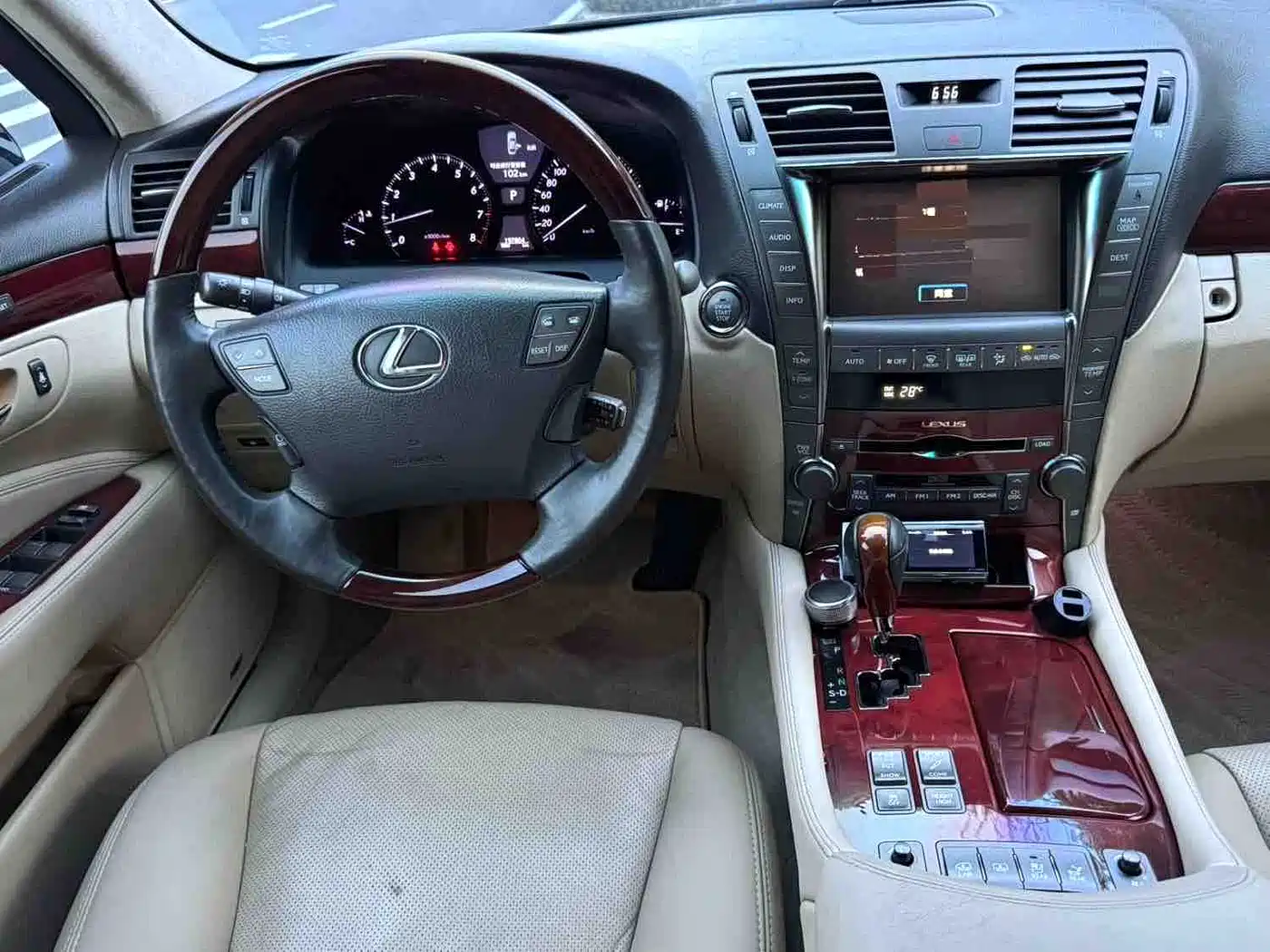 Photo 10 - Lexus LS