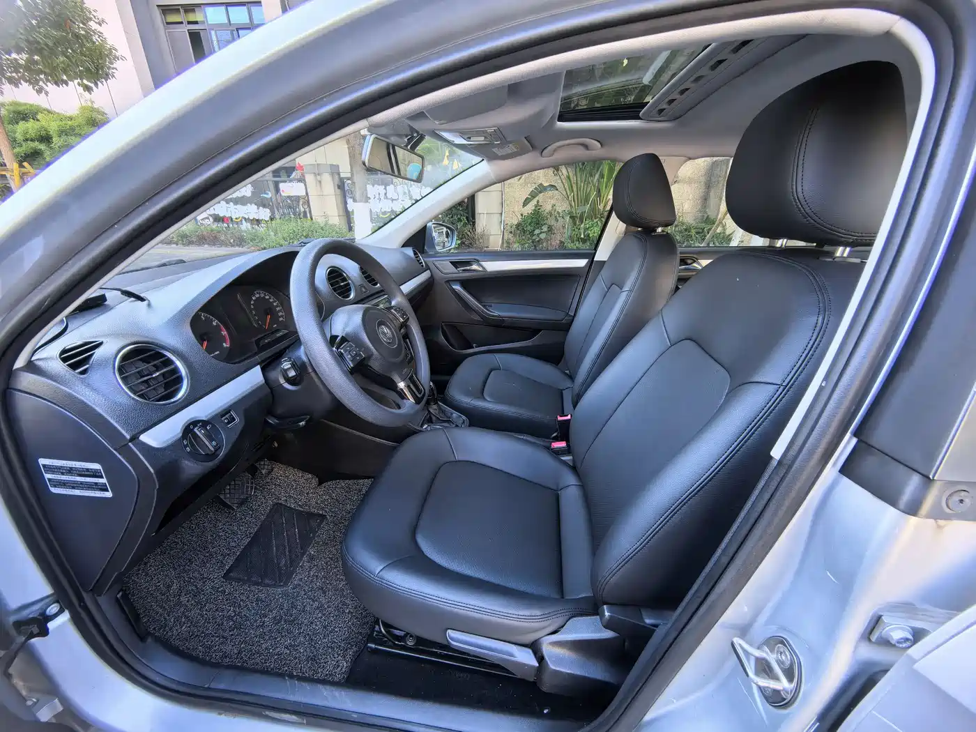 Volkswagen Jetta 2015 1.6L Automatic Luxury фото 7