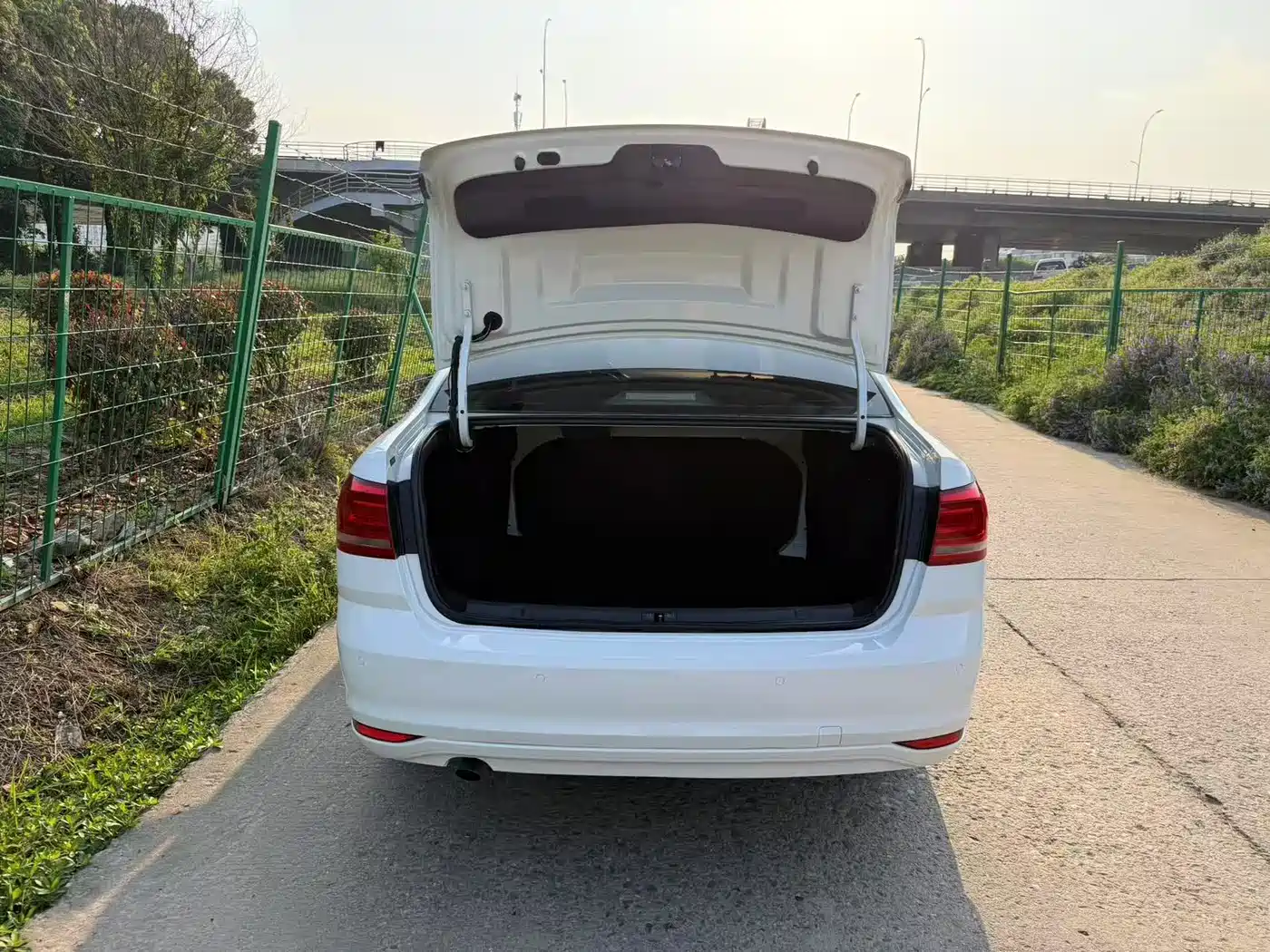 Volkswagen Lavida 2017 1.6L Automatic Comfort Edition фото 12