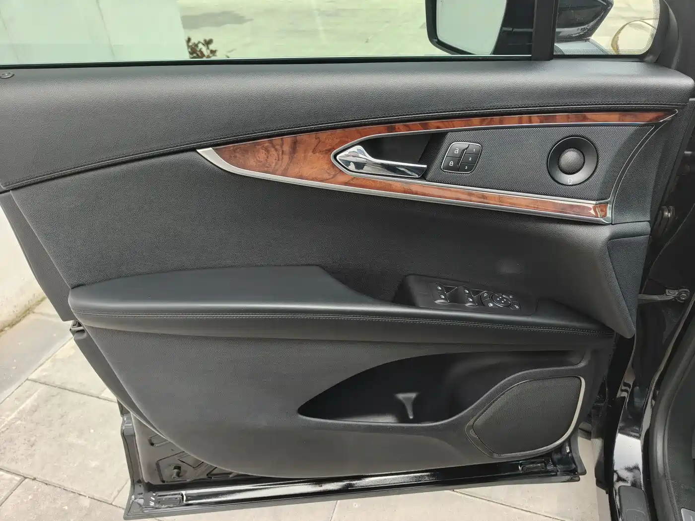 LINCOLN NAVIGATOR (IMPORT)