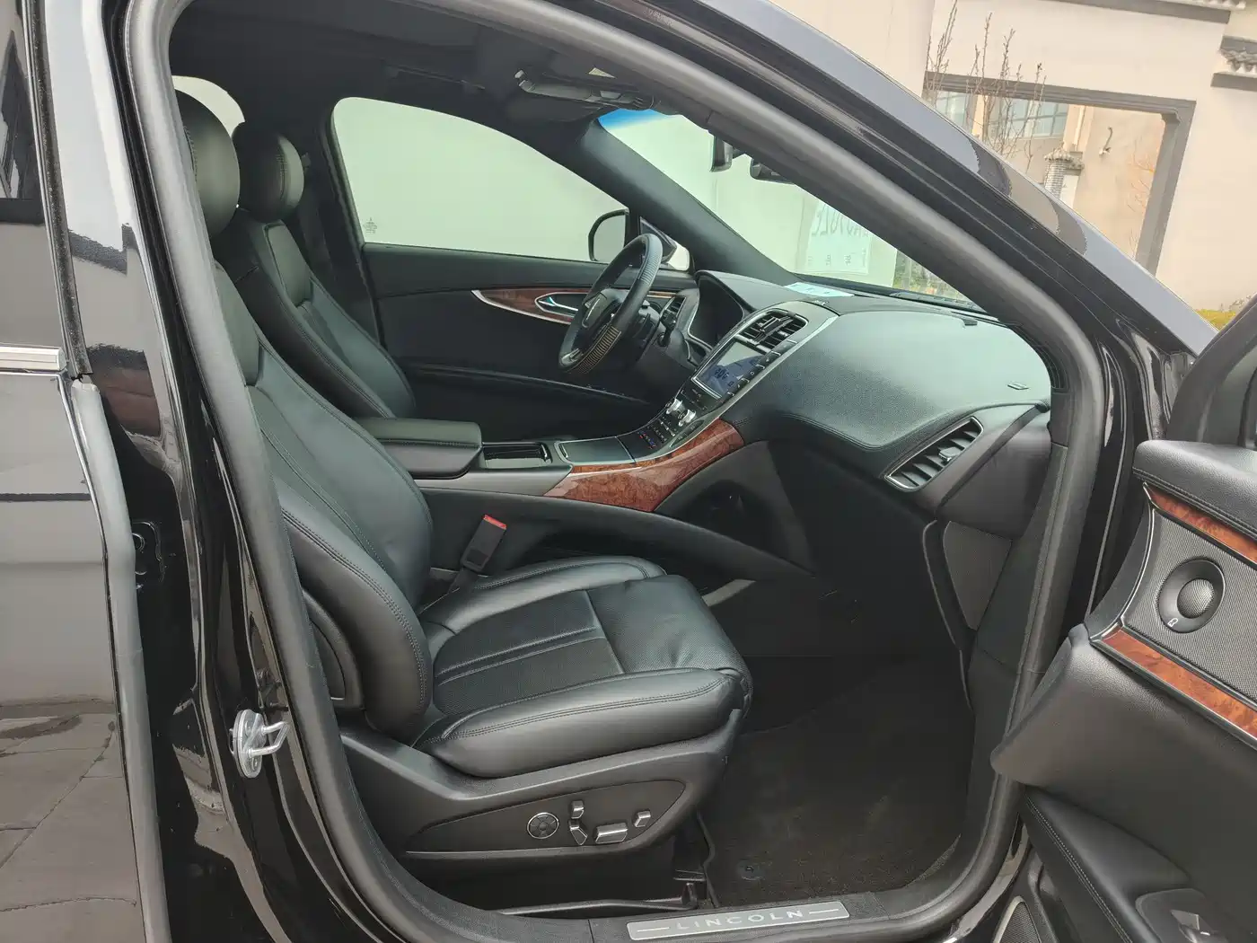 LINCOLN NAVIGATOR (IMPORT)