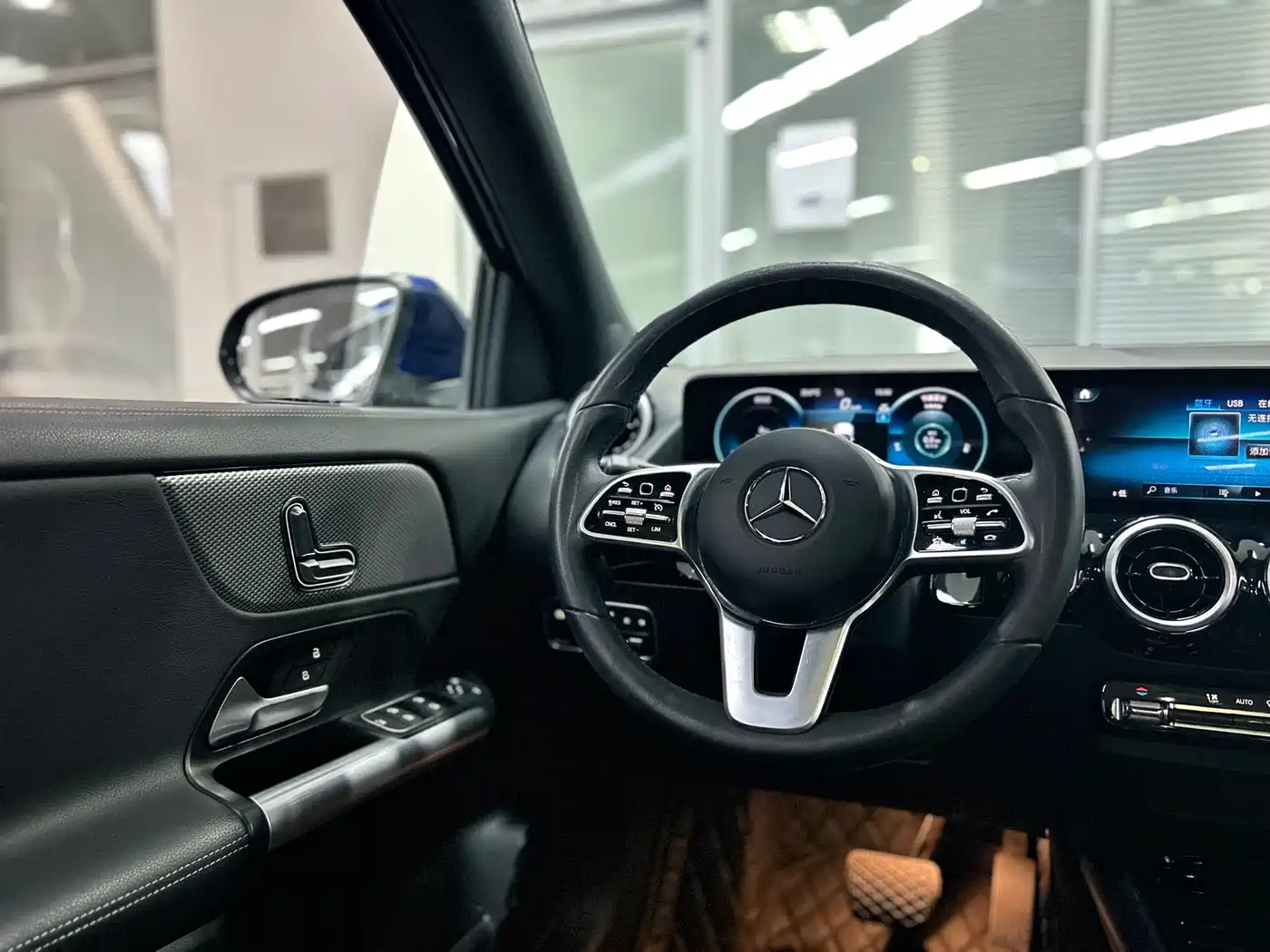 MERCEDES-BENZ GLA