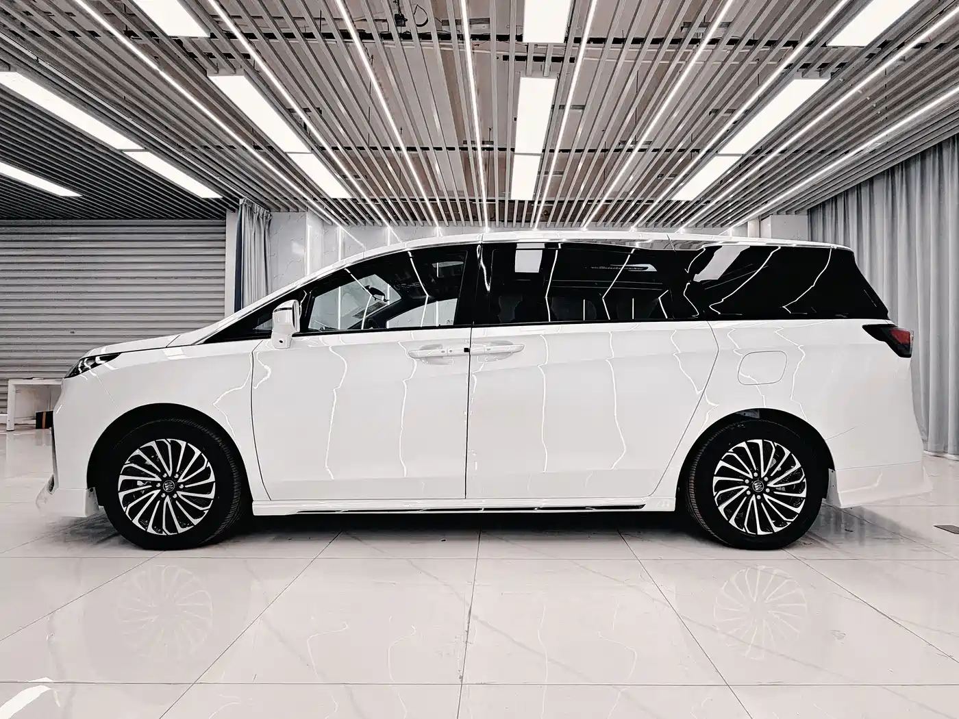 Buick GL8 New Energy 2025 Landprestige First Edition 7-Seater фото 3