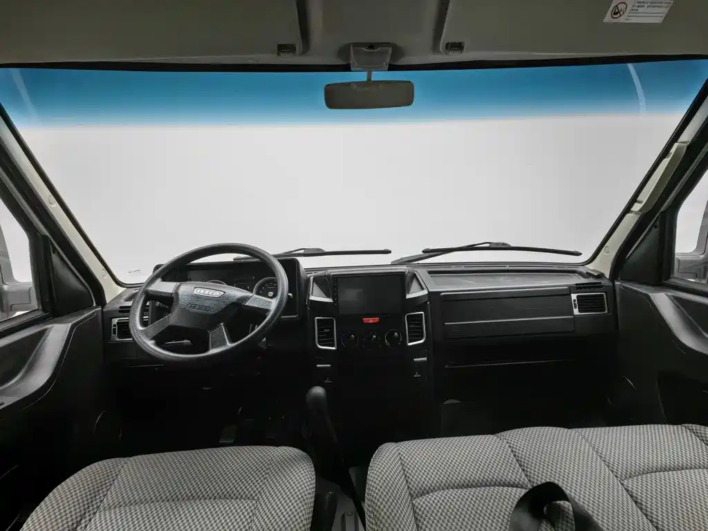 Iveco Daily 2021 2021 Model 2.5T A35 M1 Passenger Vehicle 5-9 Seats Short Wheelbase Medium Roof Dual Tires Sliding Door