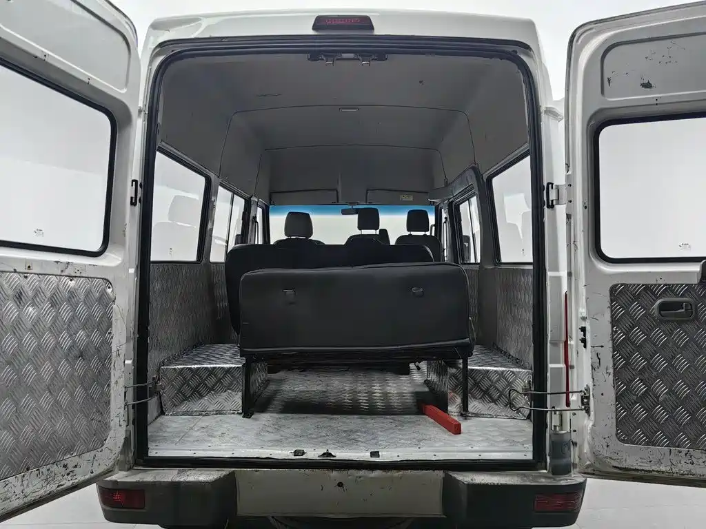 Iveco Daily 2021 2021 Model 2.5T A35 M1 Passenger Vehicle 5-9 Seats Short Wheelbase Medium Roof Dual Tires Sliding Door