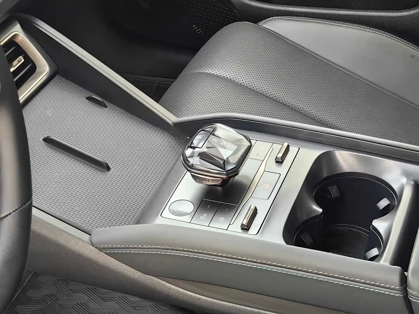 BYD Qin L 2024 DM-i 80KM Leading Edition фото 12