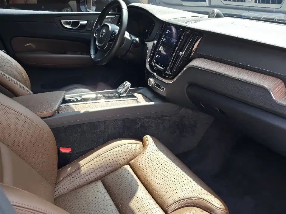 Фото 9 - Volvo XC60 Plug-in Hybrid