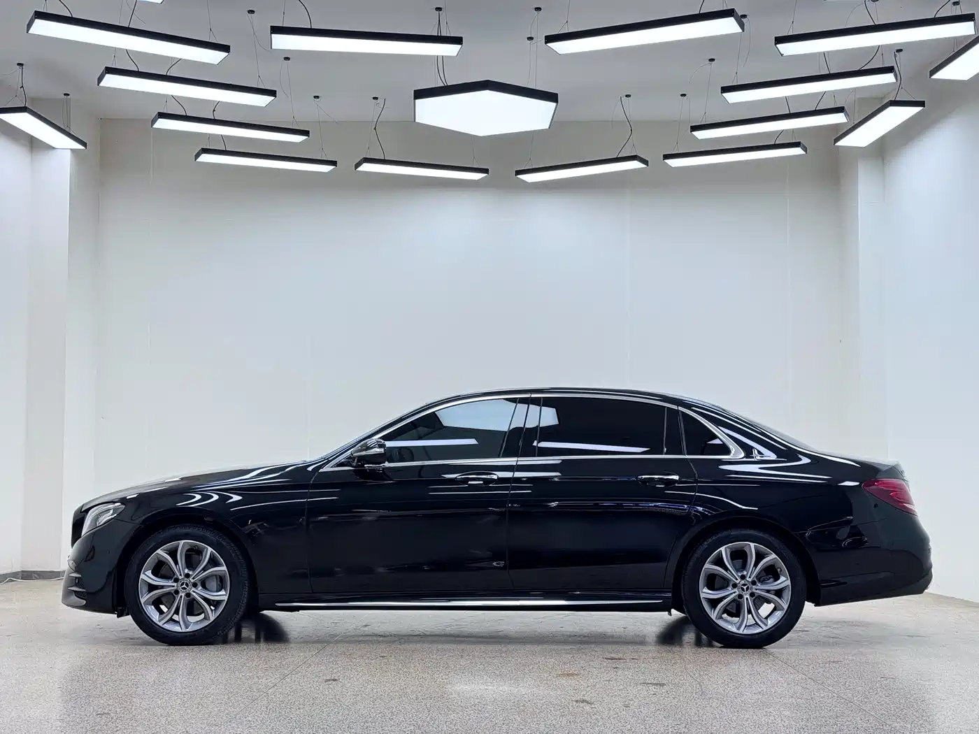 Mercedes-Benz E-Class 2020 E 300 L Sport Luxury Model фото 5