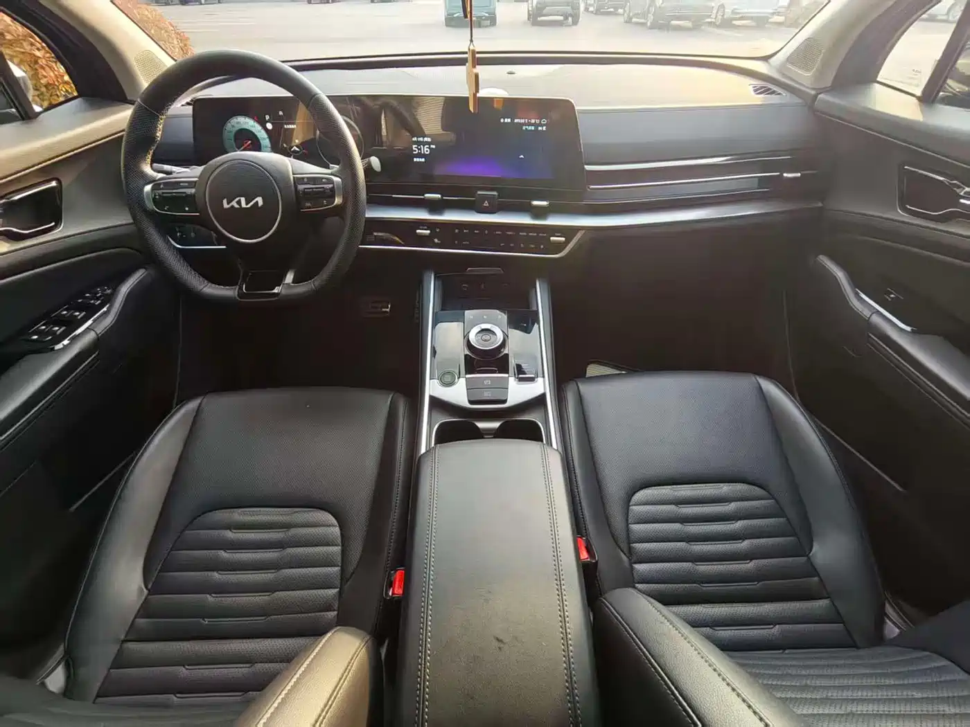 KIA LION PLATINUM EXPANDS THE WORLD