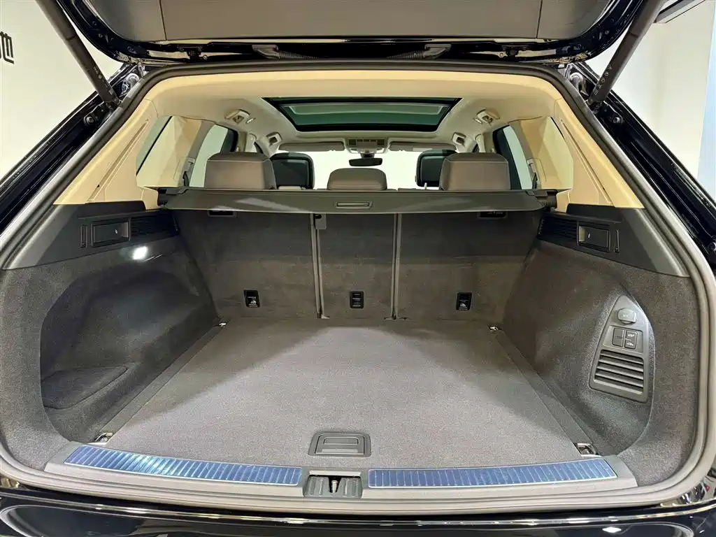 Volkswagen Touareg 2023 3.0TSI R-Line Black Sports Package фото 12
