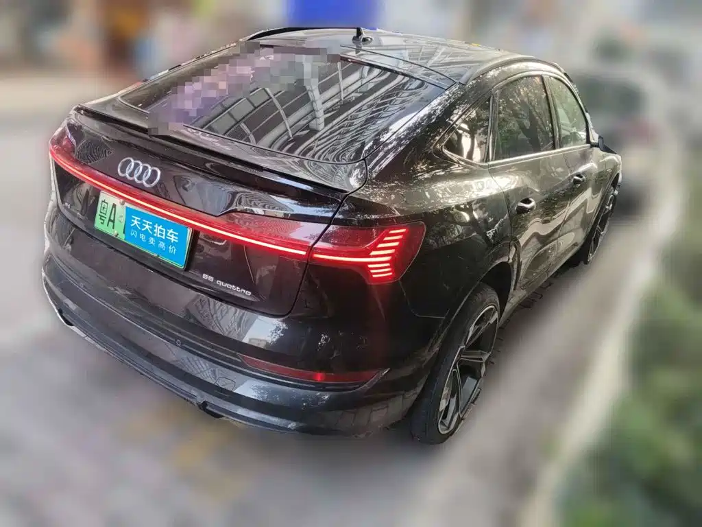 Фото 2 - Audi e-tron (Import)