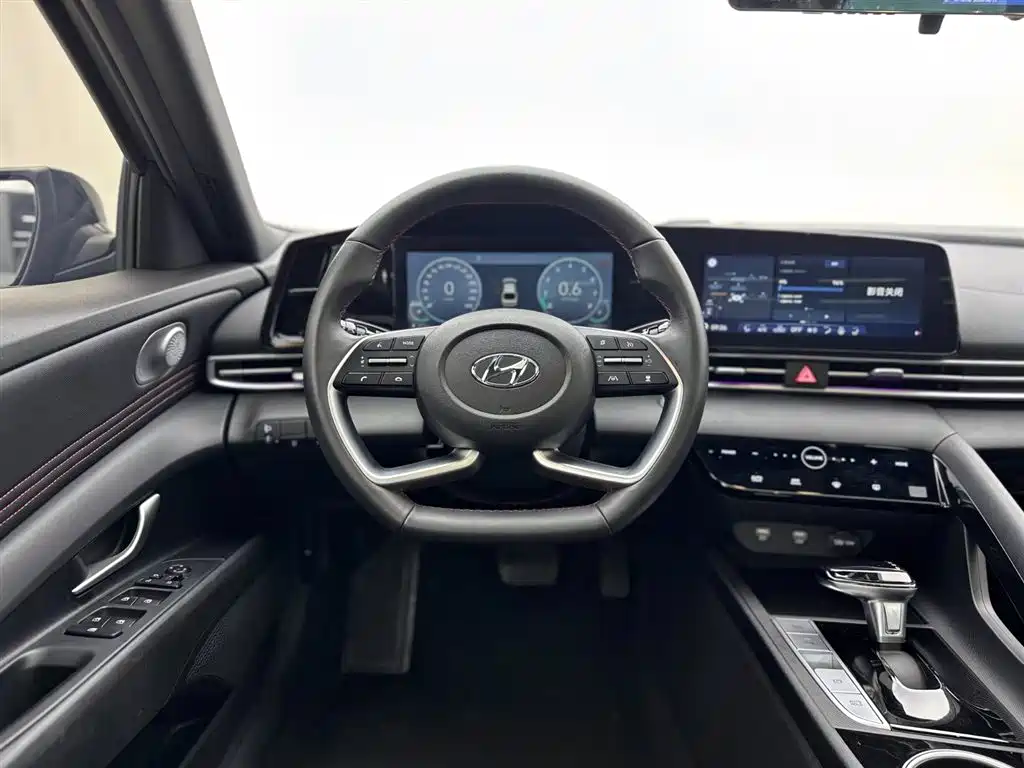 Hyundai Elantra 2022 1.5L CVT 20th Anniversary Edition фото 10