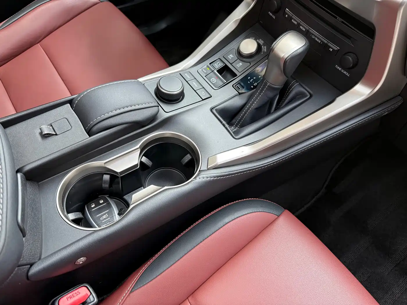 Lexus NX 2015 300h AWD F SPORT фото 18