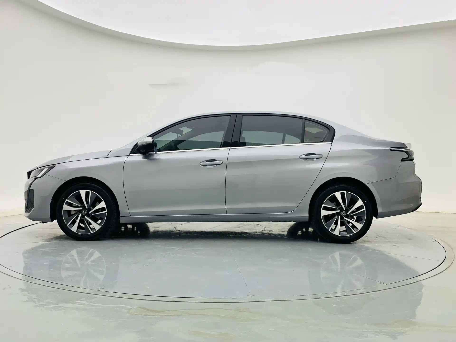 Фото 4 - Peugeot 408
