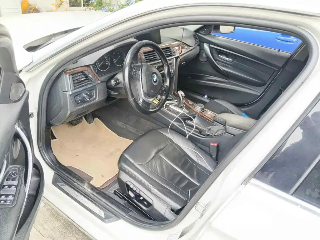 Photo 8 - BMW 3 Series