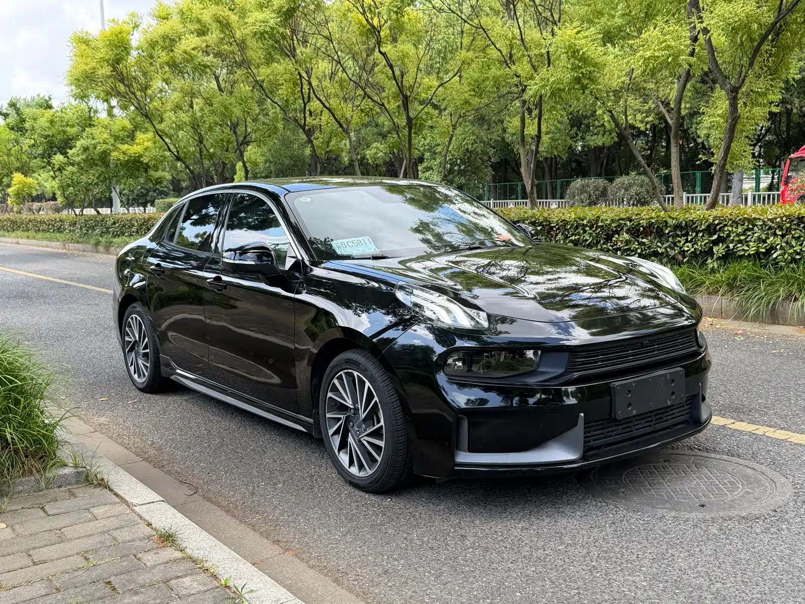 Фото 3 - Lynk & Co 03