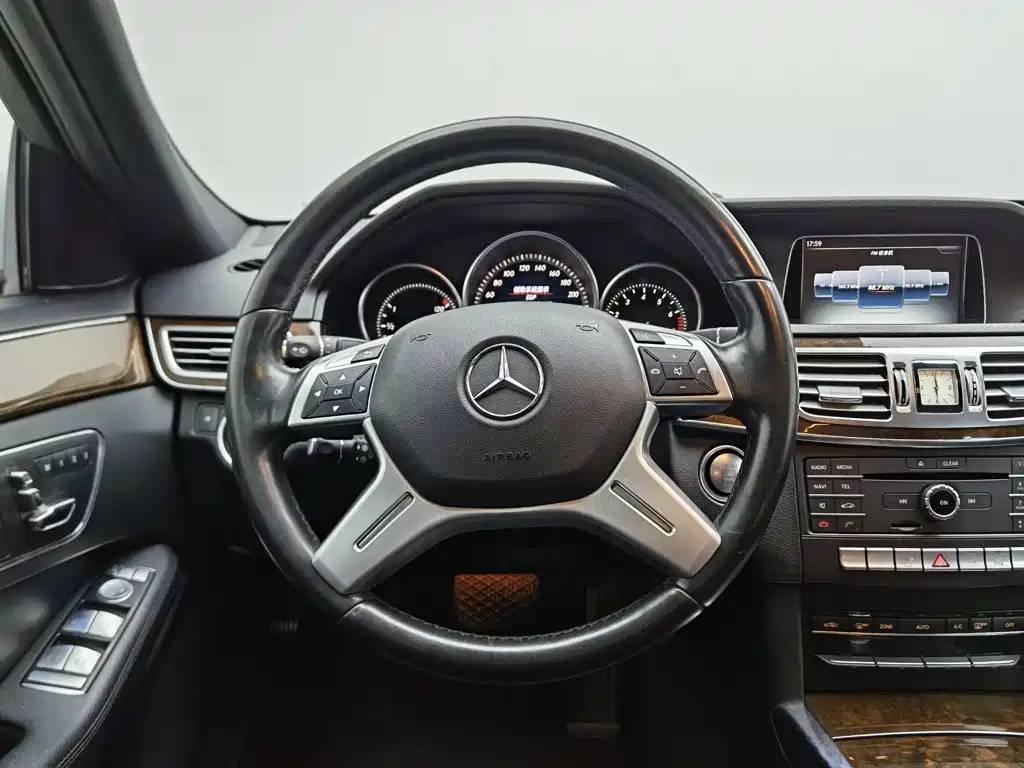 Photo 11 - Mercedes-Benz E-Class
