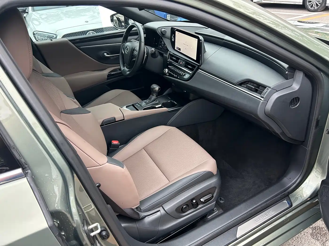 Lexus ES 2023 200 Luxury Edition фото 12