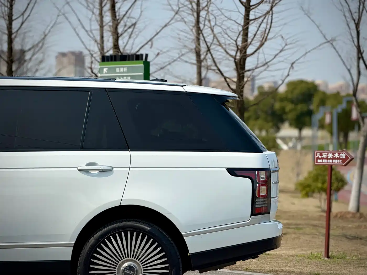 Land Rover Range Rover 2015 3.0 SC V6 Vogue SE Genesis Extended Edition фото 17