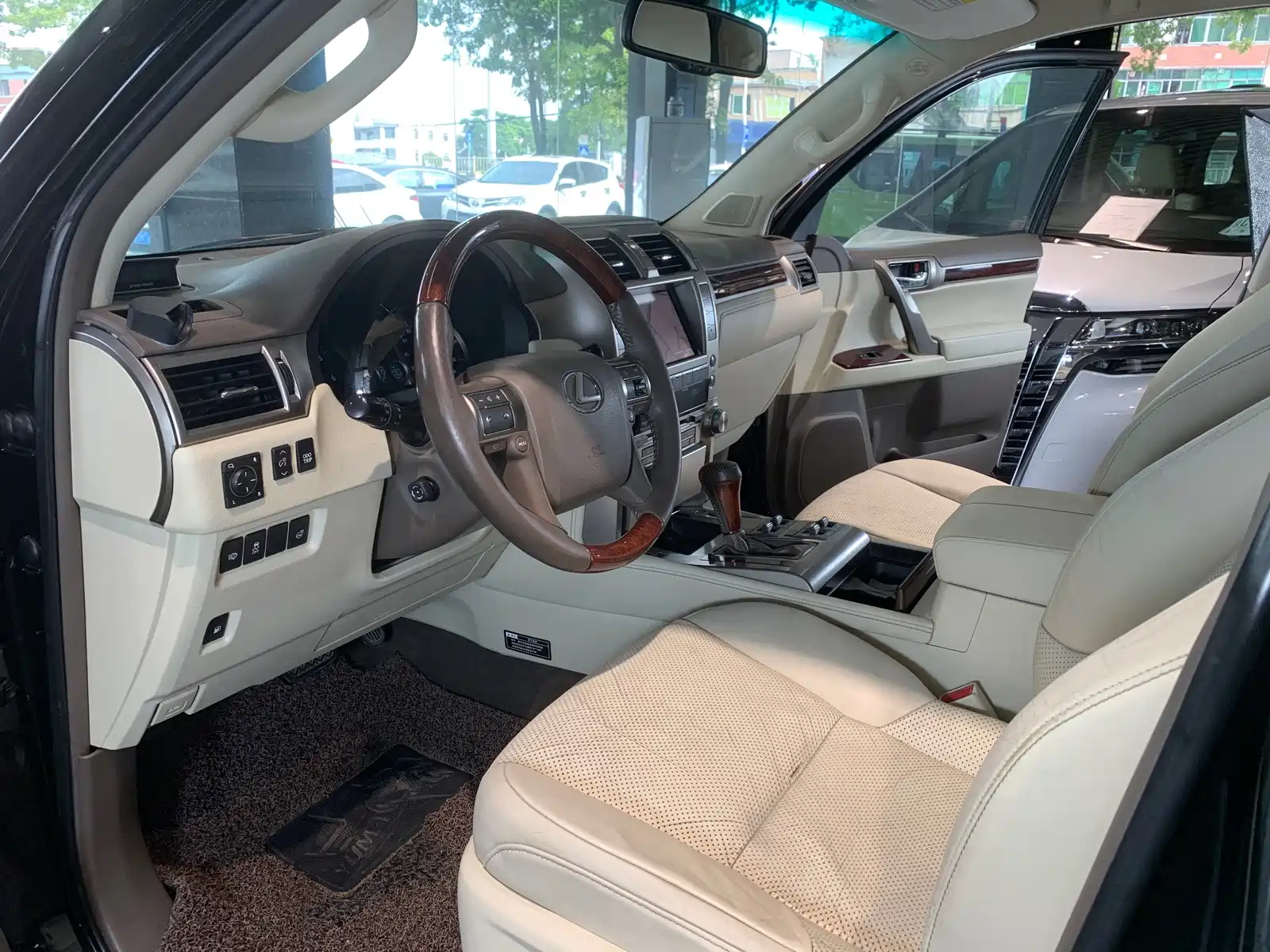 Photo 8 - Lexus GX
