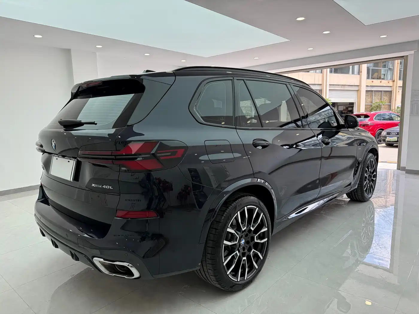 BMW X5 2025 Model xDrive 40Li M Sport Blackout Package фото 8