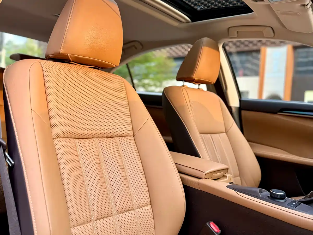Photo 20 - Lexus ES