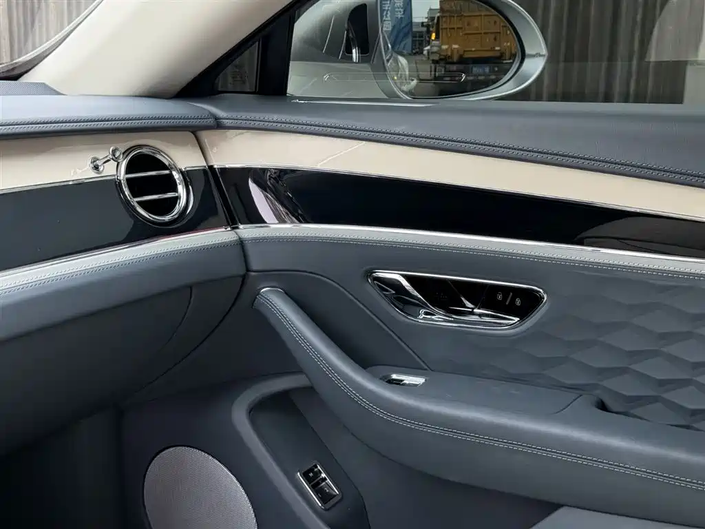 Bentley Flying Spur Plug-in Hybrid 2025 Model Year 4.0T V8 Mulliner фото 28
