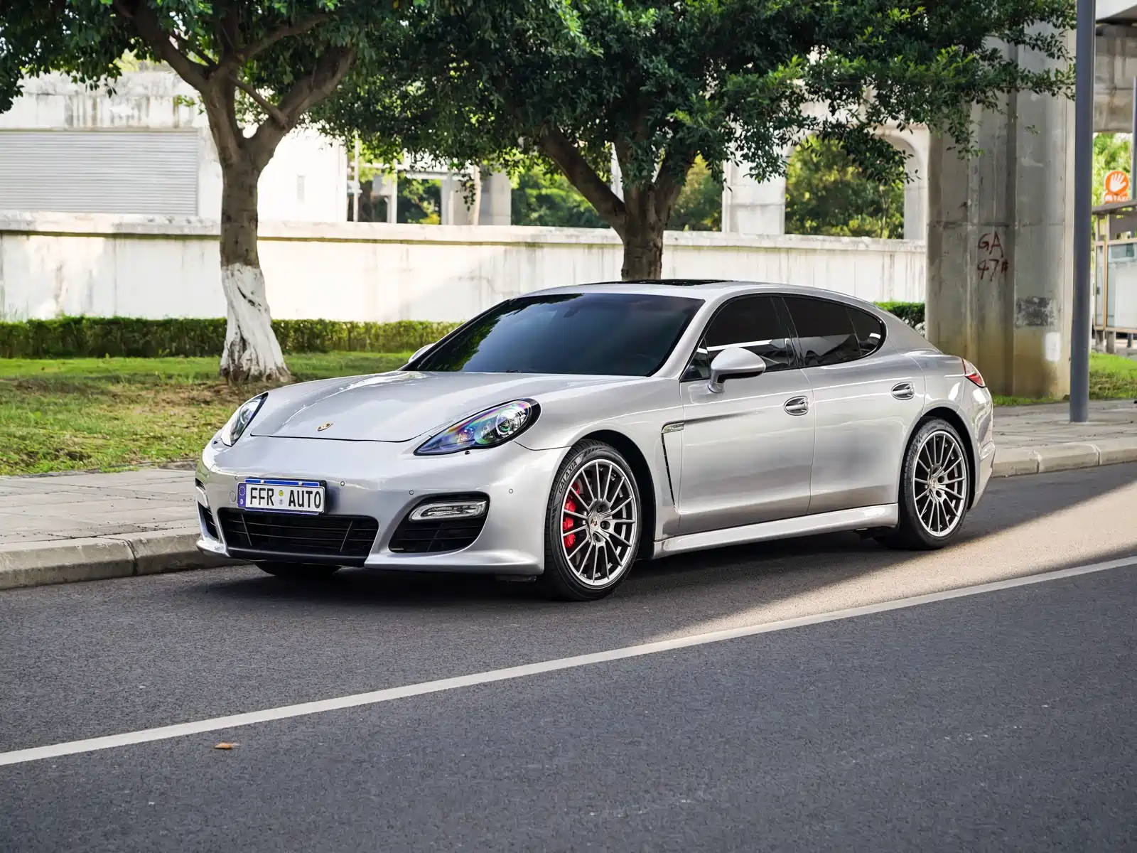 Фото 1 - Porsche Panamera