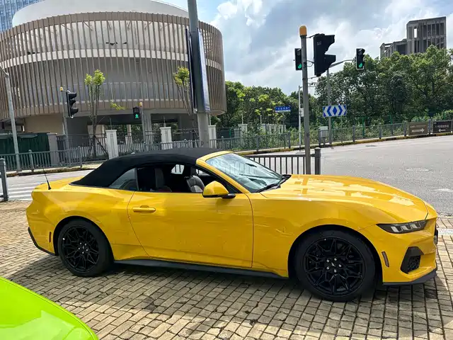 Ford Mustang 2024 2.3T EcoBoost Convertible Sport Edition — фото 4