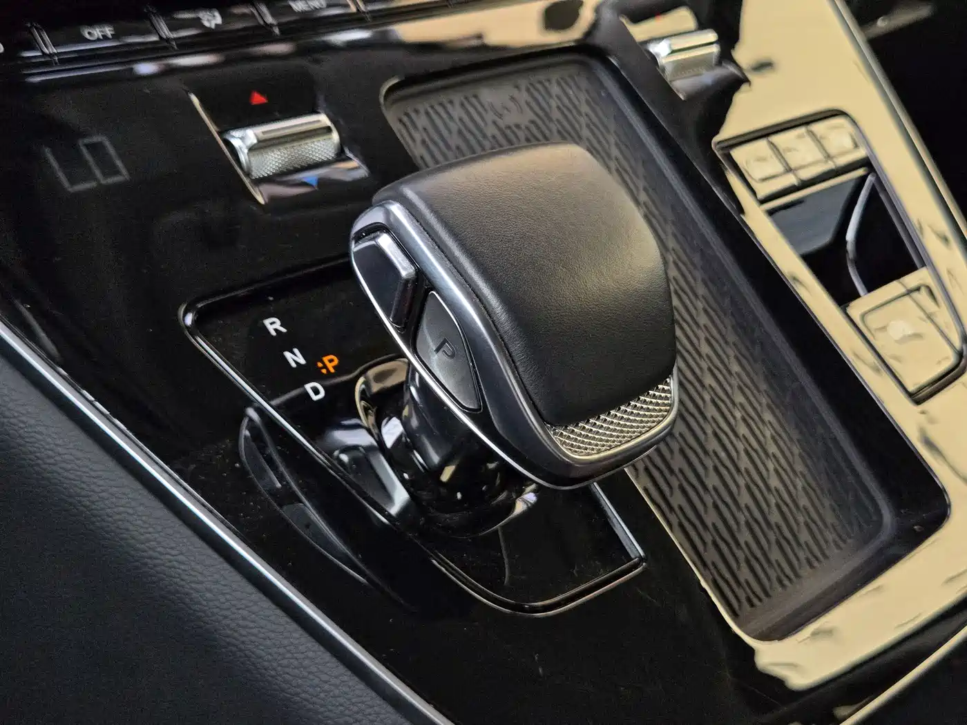 Hongqi HQ9 PHEV 2024 Model 2.0T AWD Luxury Edition фото 33