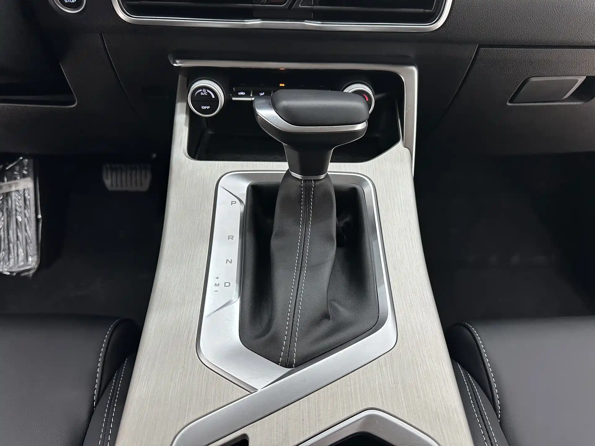 Фото 12 - Geely Coolray