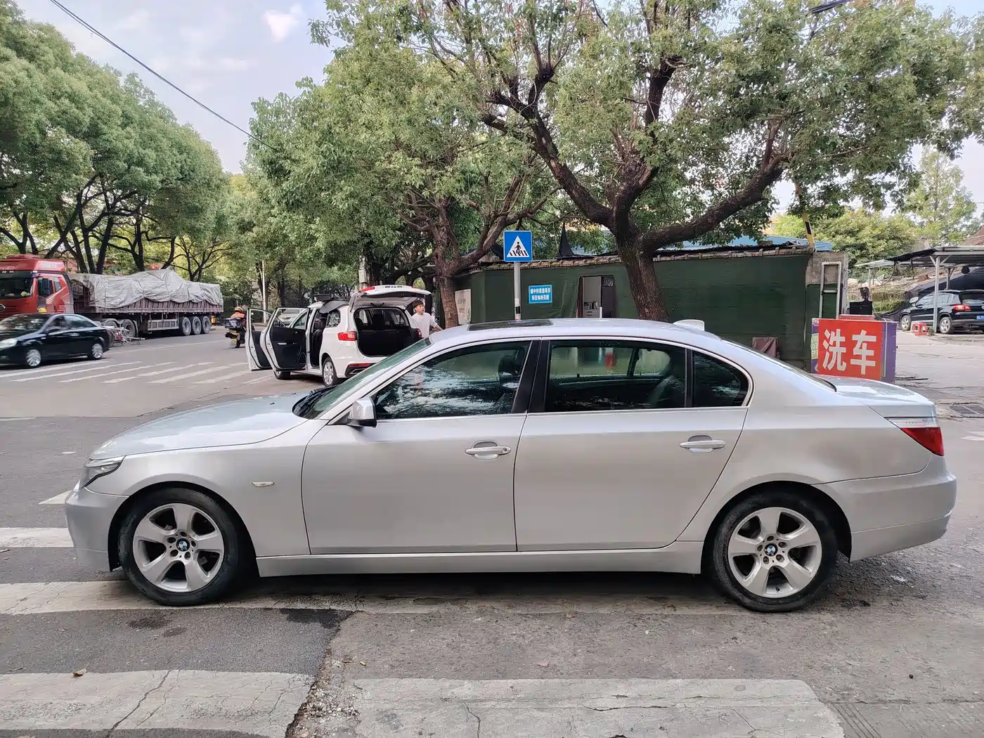 BMW 5 Series 2010 520Li Leading фото 10