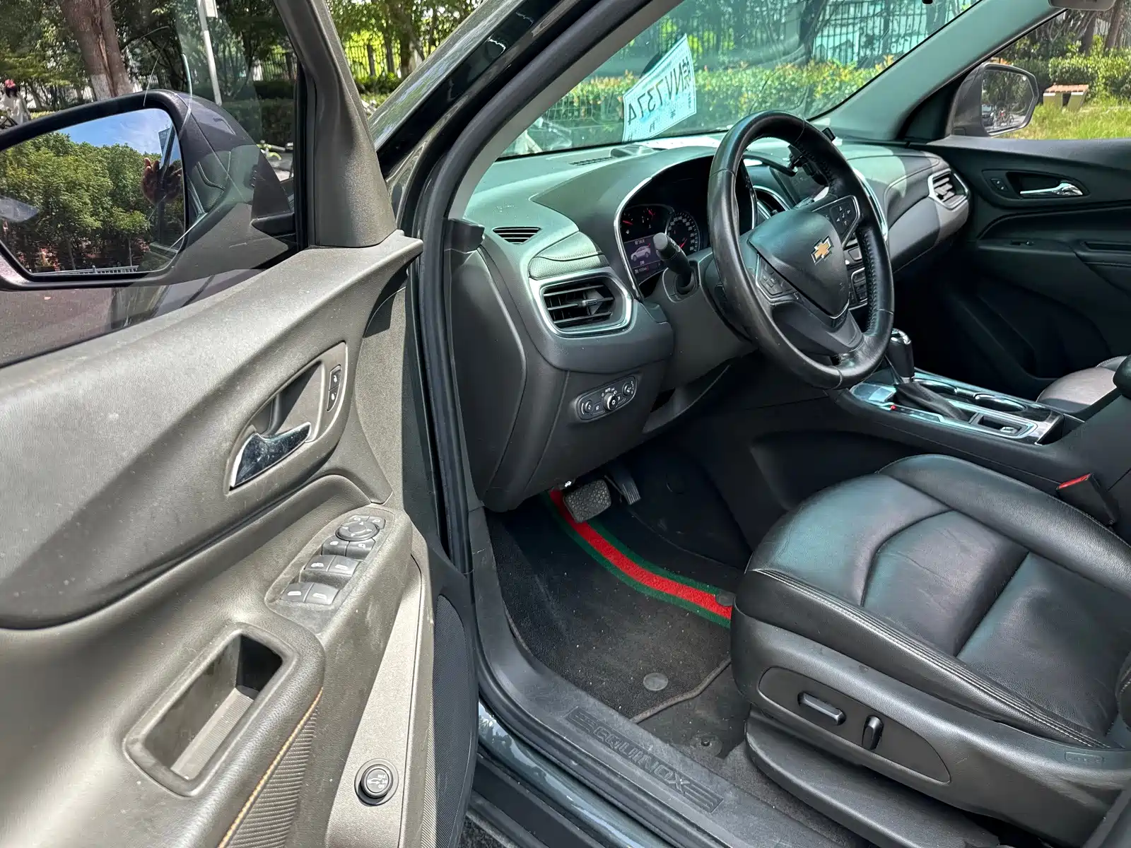 Photo 8 - Chevrolet Equinox