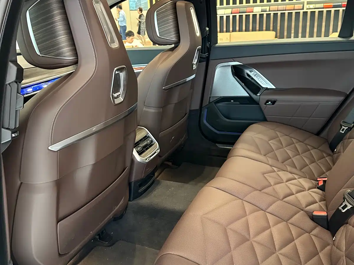 BMW 7 Series 2026 740Li Leading M Sport Package фото 6