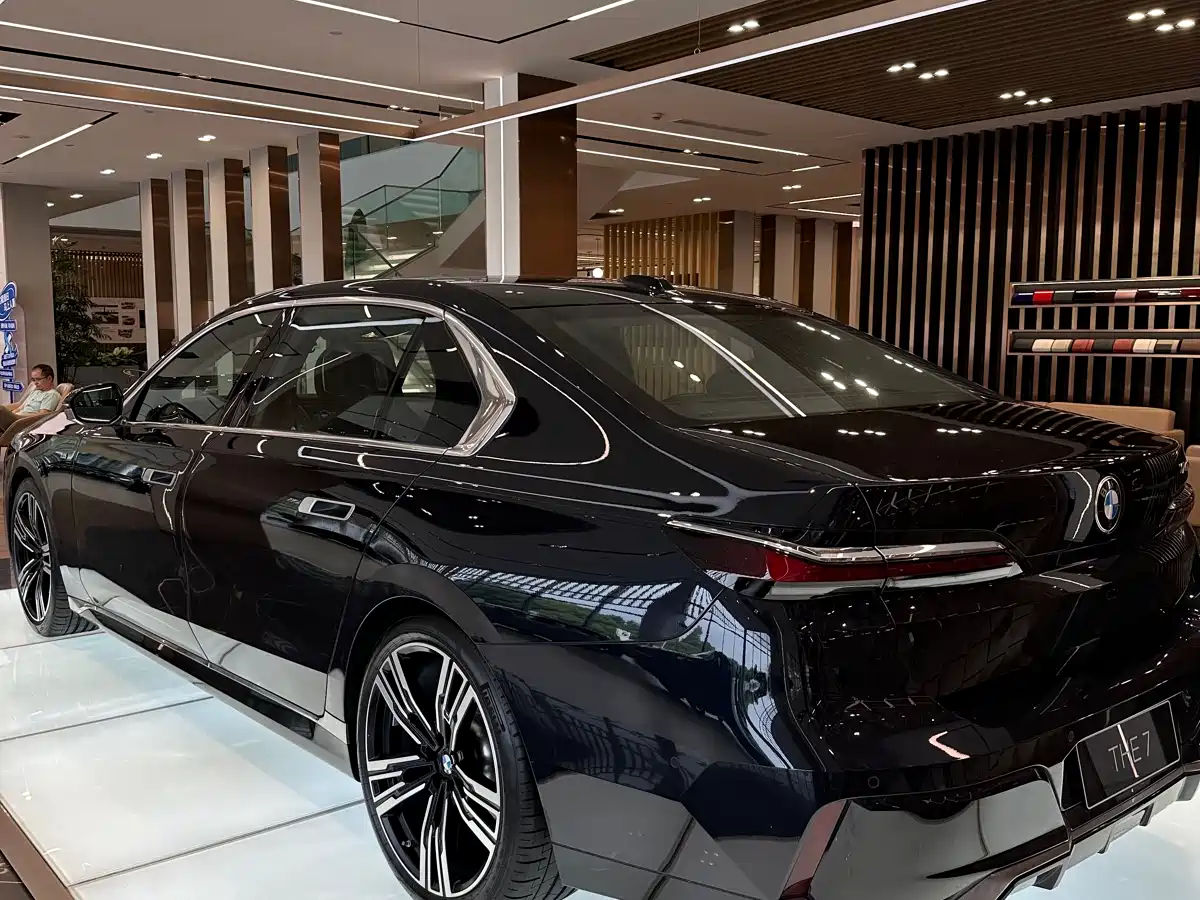 BMW 7 Series 2026 740Li Leading M Sport Package фото 8