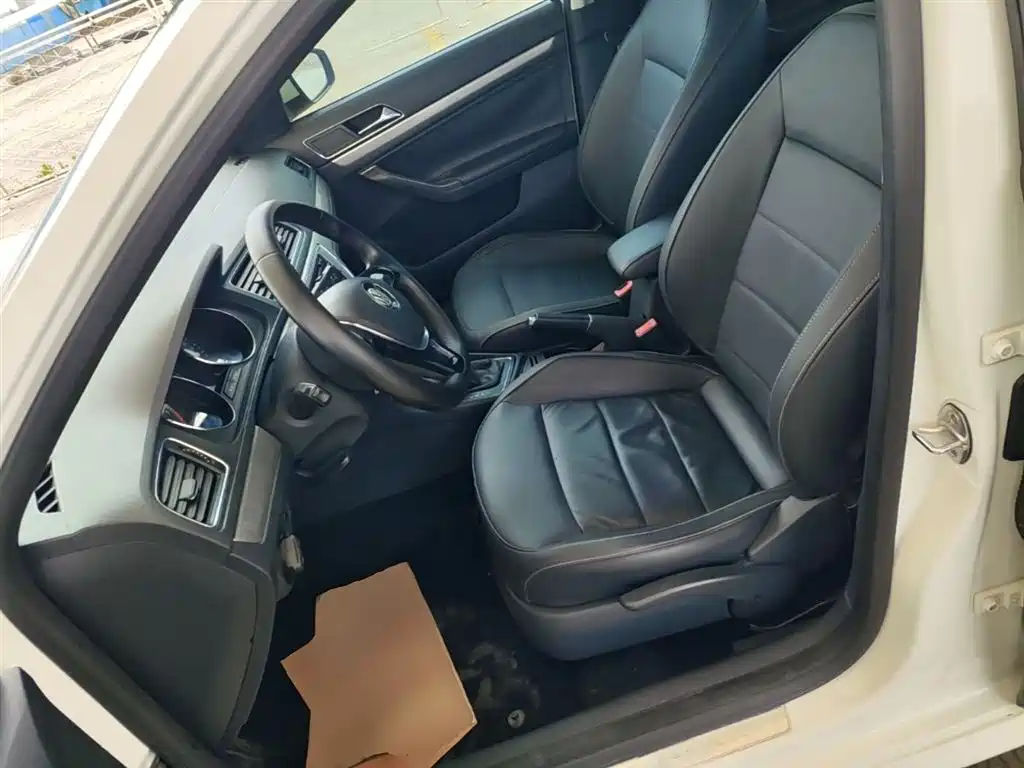 Volkswagen Lavida 2015 1.6L Automatic Comfort Edition фото 15