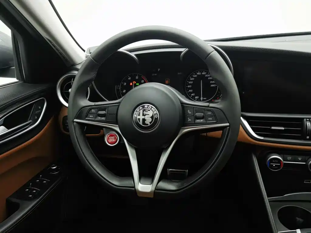 Alfa Romeo Giulia 2019 2017 2.0T 200HP Luxury Edition
