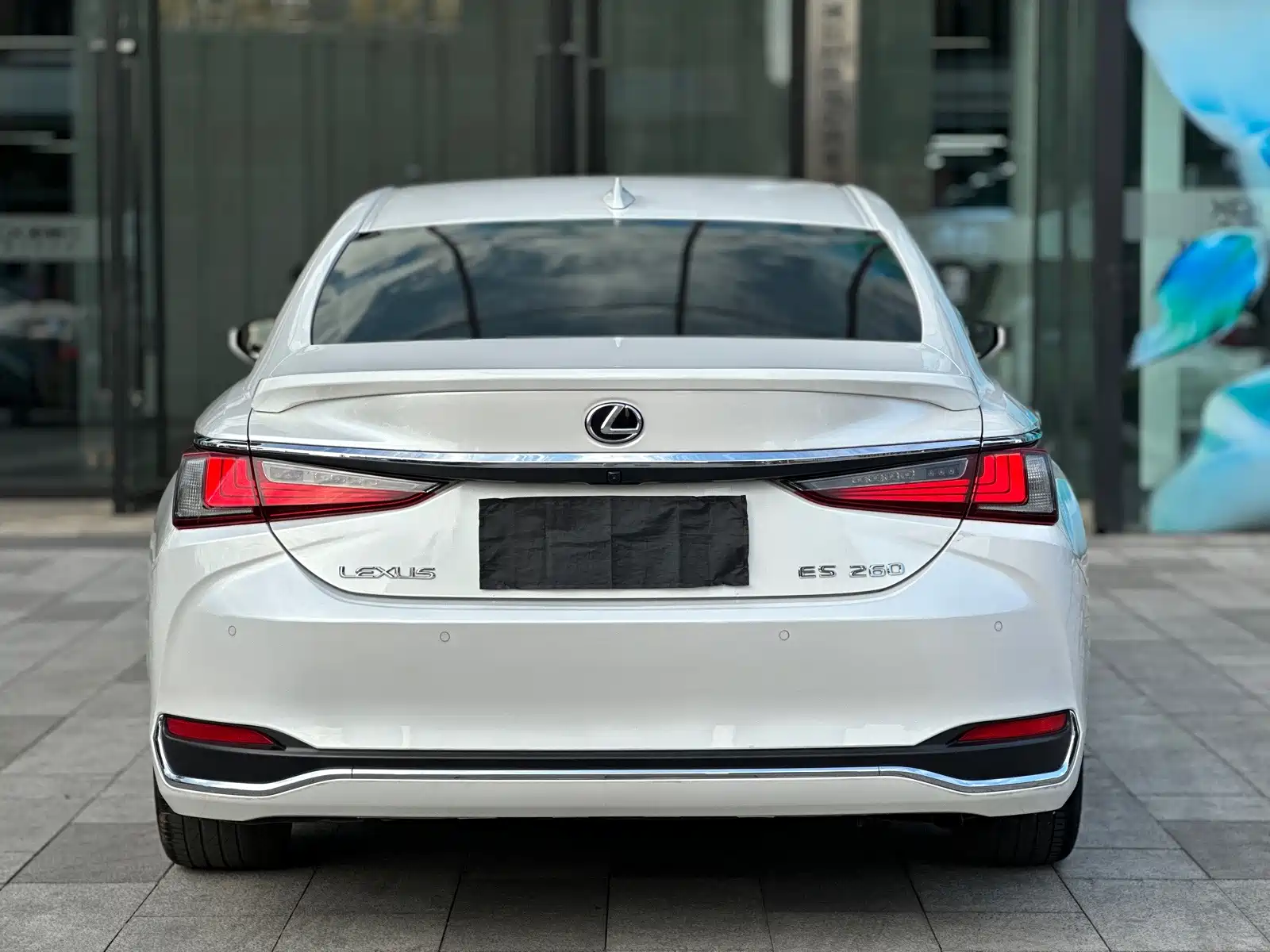 Photo 15 - Lexus ES