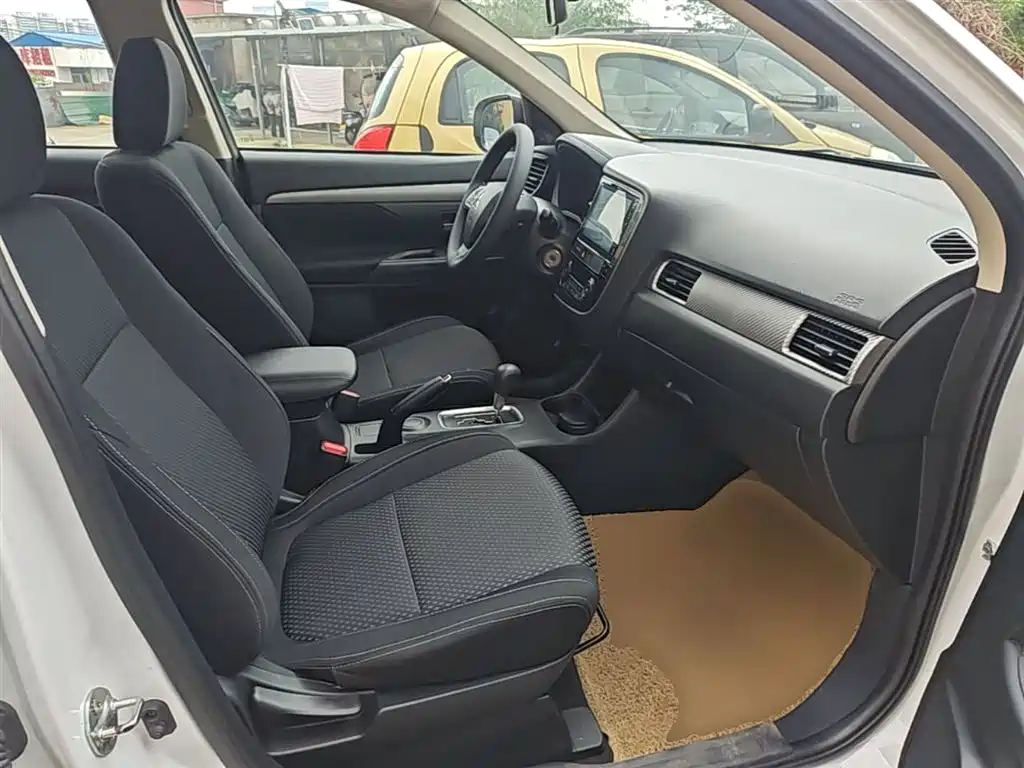 Mitsubishi Outlander 2016 2.0L 2WD Fashion Edition 5-seater фото 25