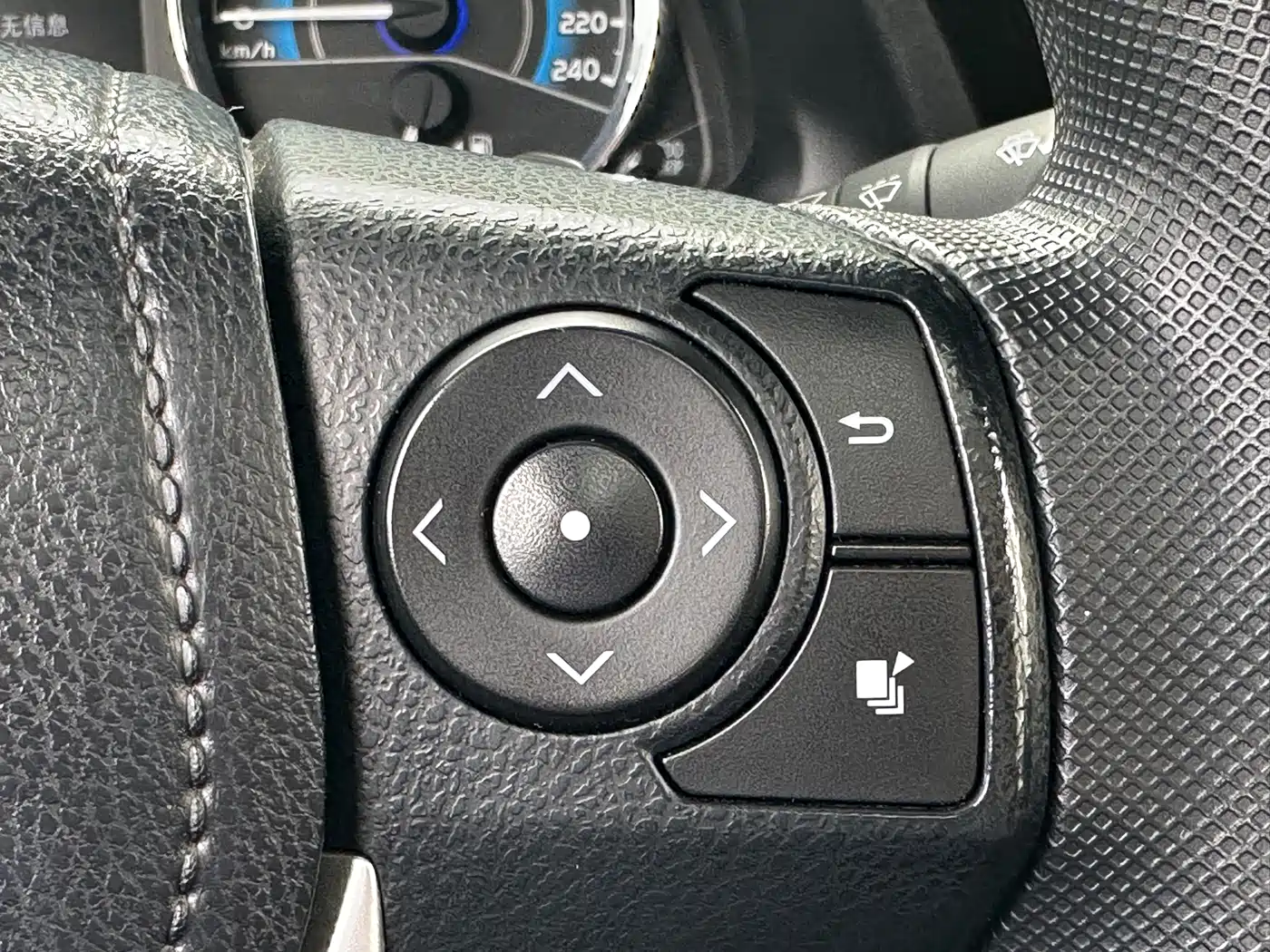 Toyota Corolla 2017 Facelift Hybrid 1.8L E-CVT Leading Edition фото 26