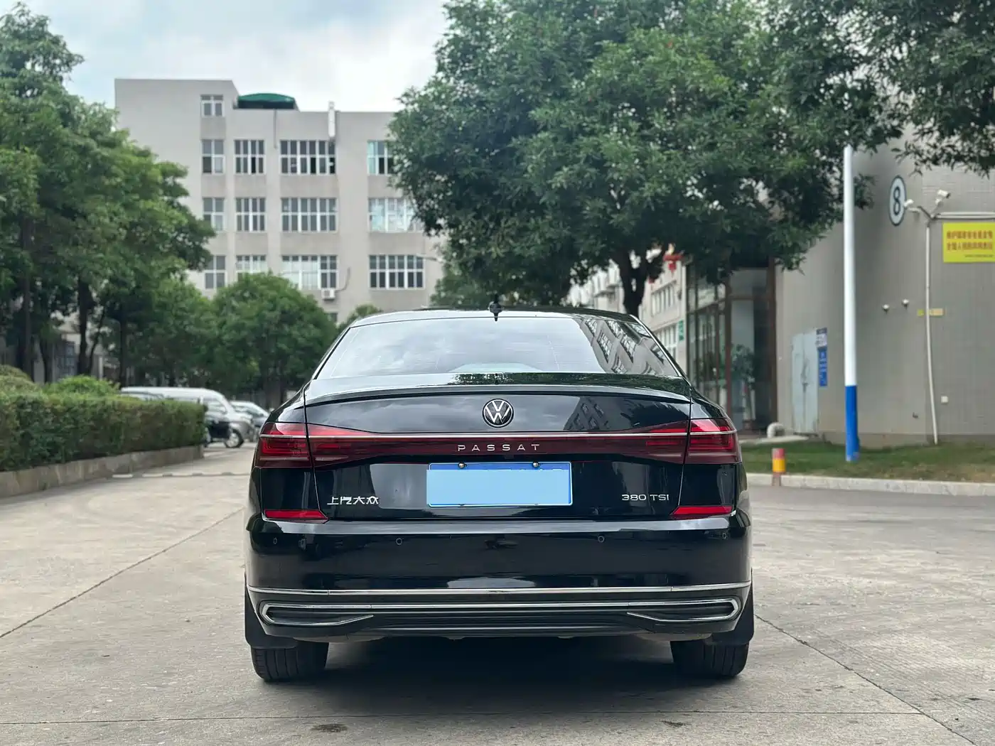 Volkswagen Passat 2024 380TSI Luxury фото 5