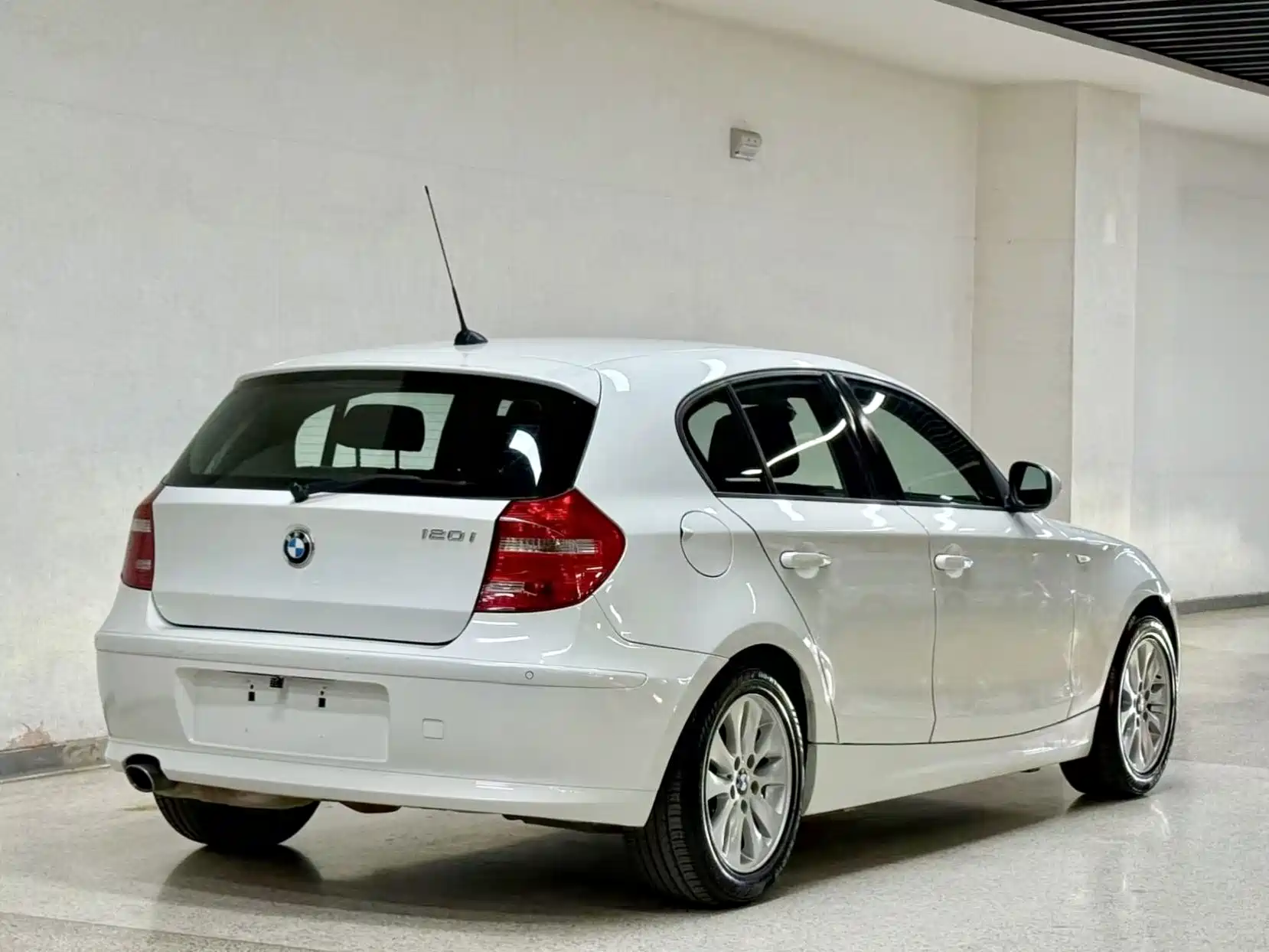 Photo 9 - BMW 1 Series (Import)