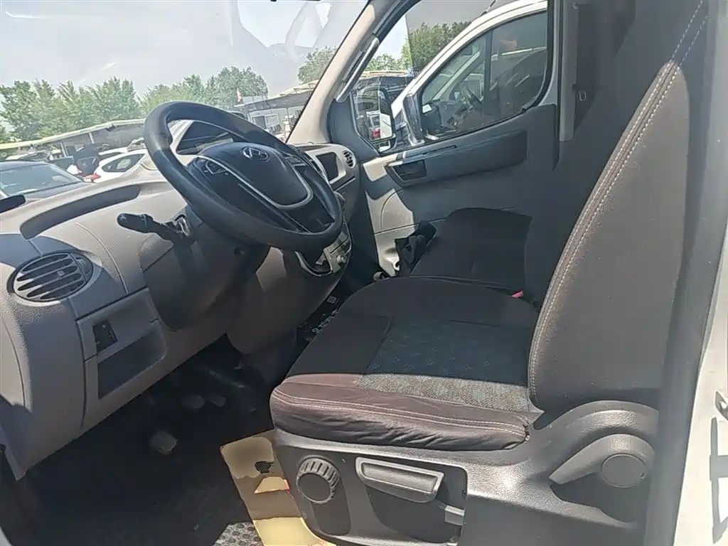 SAIC Maxus Xintu V80 2018 2.5T 6MT Aoyun Short Wheelbase Medium Roof 5-6-seater фото 15