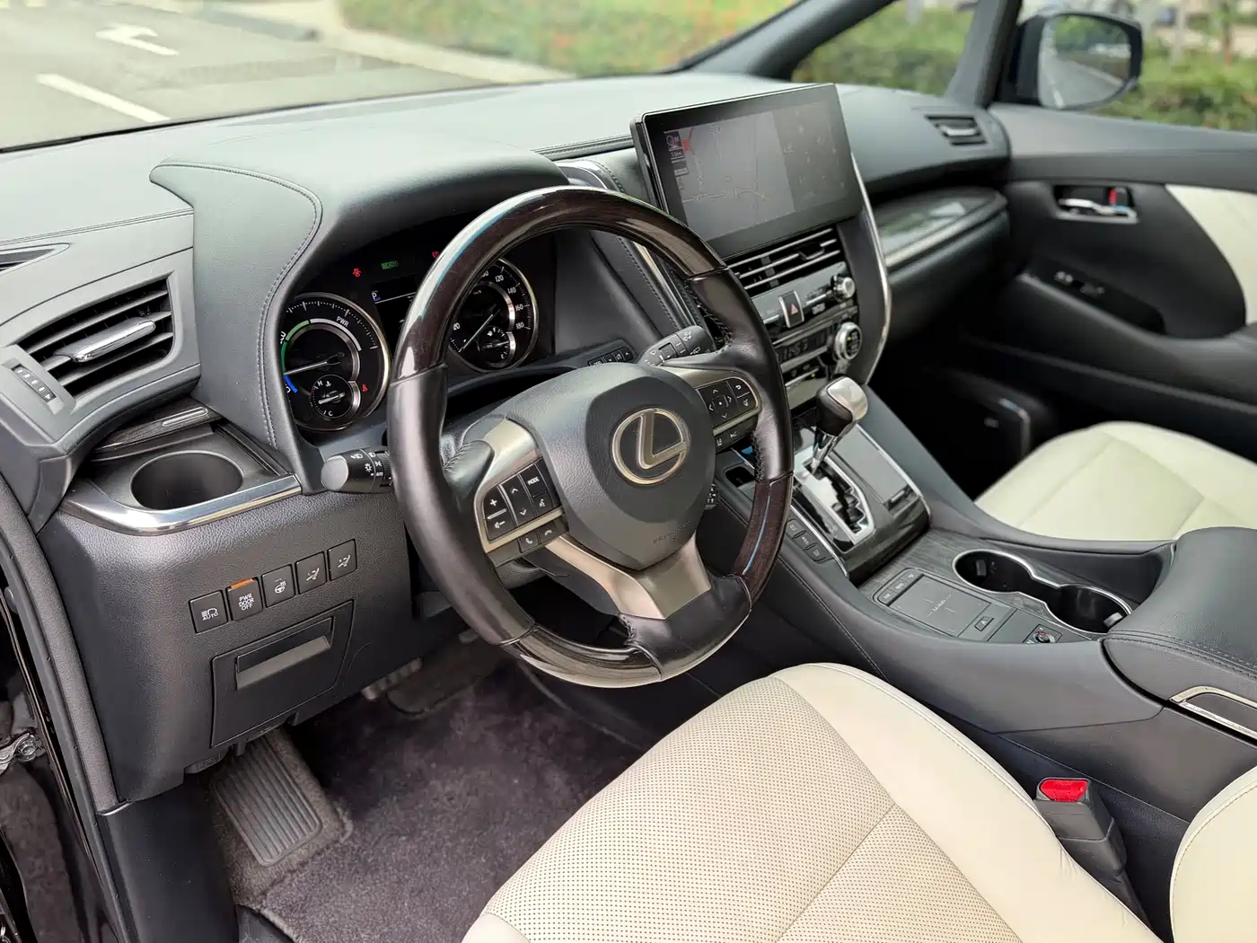 Lexus LM 2020 300h Seven-Seater Elegance Edition фото 9