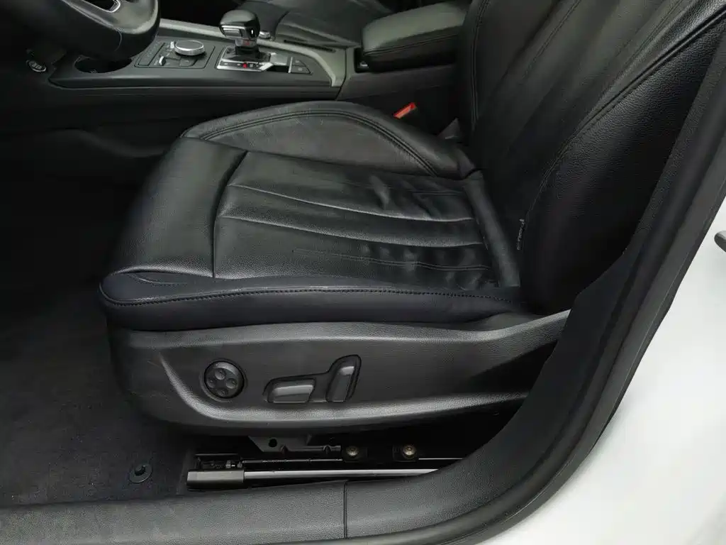 Фото 20 - Audi A4L
