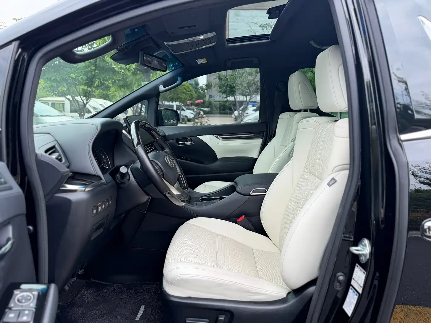 Lexus LM 2020 300h Seven-Seater Elegance Edition фото 8