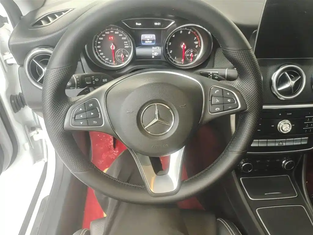 Mercedes-Benz GLA 2017 GLA 200 Dynamic фото 11