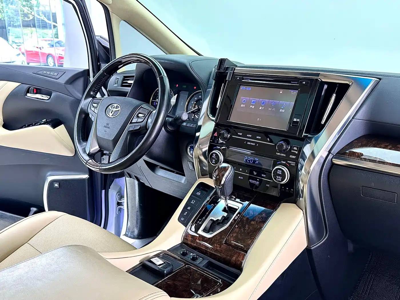 Toyota Alphard 2019 Hybrid 2.5L Luxury фото 11