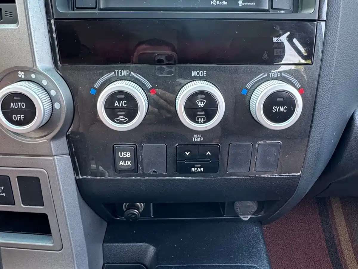 Toyota Sequoia 2010 5.7 Platinum Edition фото 22