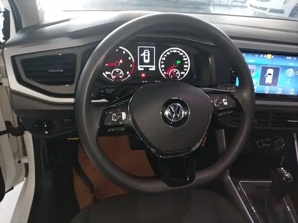 Volkswagen Polo 2019 Plus 1.5L Automatic Panorama Enjoyment Edition фото 11